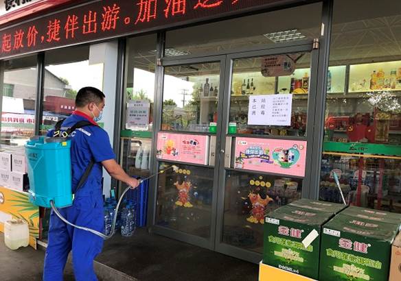 湖南石油第一時(shí)間安排向張家界運送防疫及民生物資，物資通過(guò)多種渠道順利送抵。自7月下旬以來(lái)，張家界石油一邊落實(shí)地方防疫政策，一邊抓好民生保供，全市近50座加油站全部營(yíng)業(yè)，40余座易捷便利店商品供應不打烊，全線(xiàn)抗疫保民生，全力以赴助力打贏(yíng)疫情防控阻擊戰。